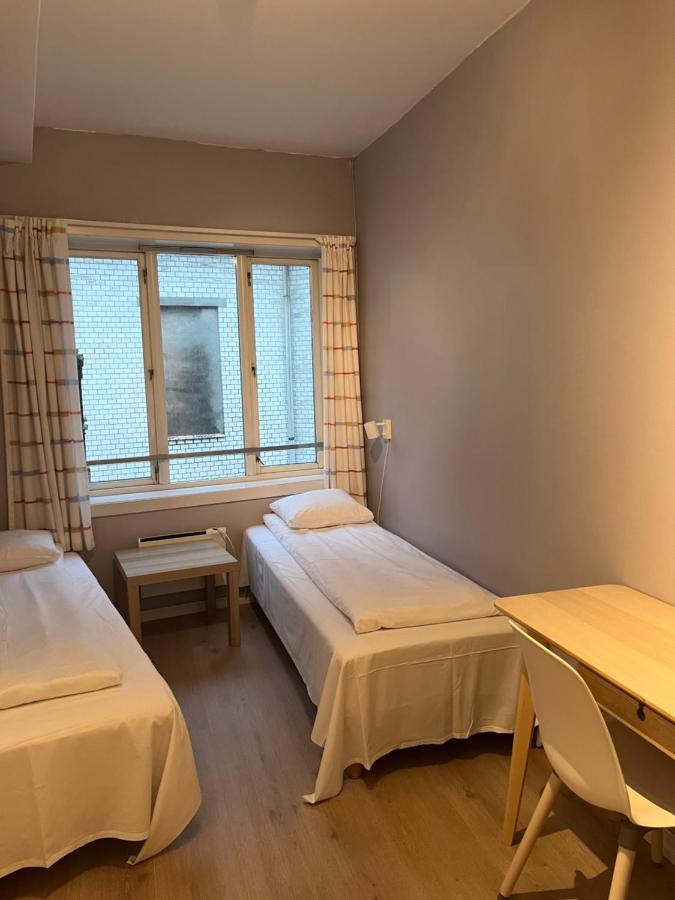 Tweepersoonskamer met 2 Aparte Bedden en Gedeelde Badkamer